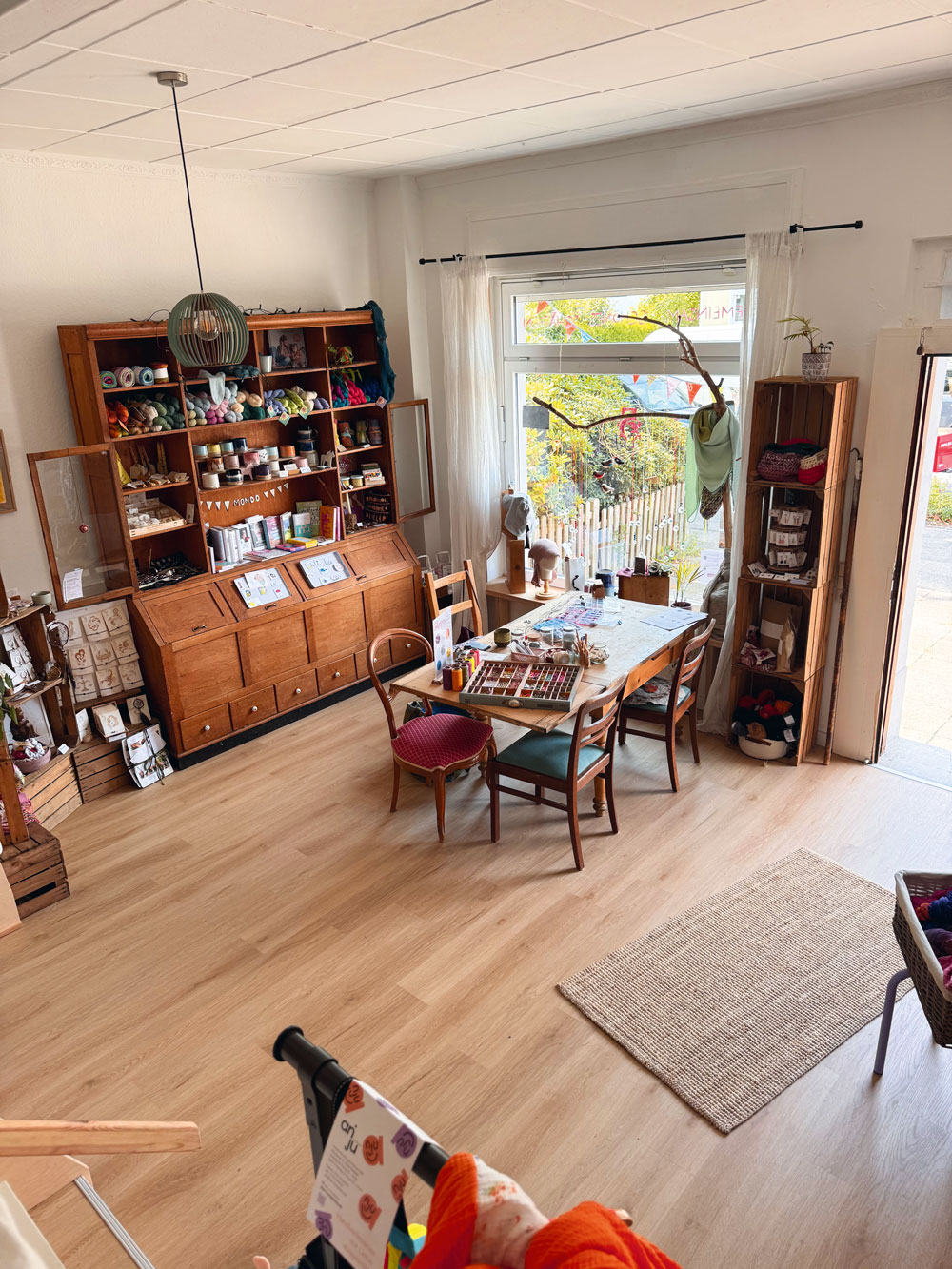 Innenansicht unseres Kunsthandwerk Ladens mit handgefertigten Produkten