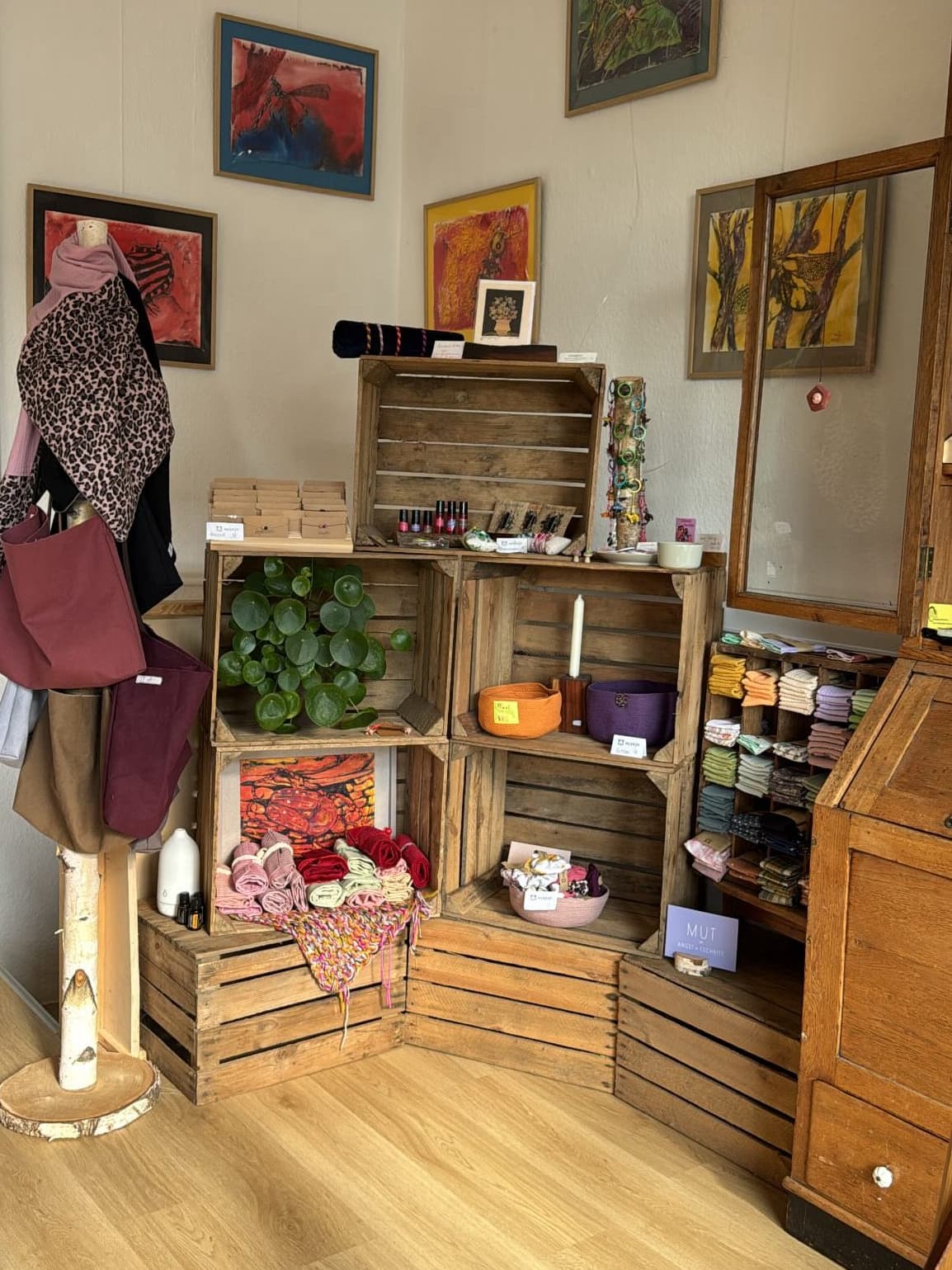 Einblick in unser Sortiment – von Textilien über Keramik bis hin zu Kunsthandwerk