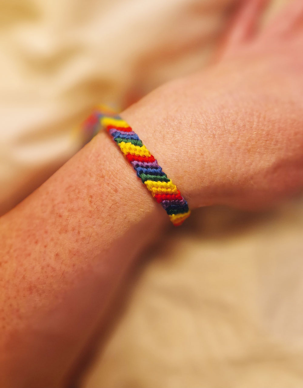 Pride-Armband knüpfen